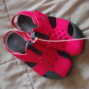 NWOT Nike water shoes